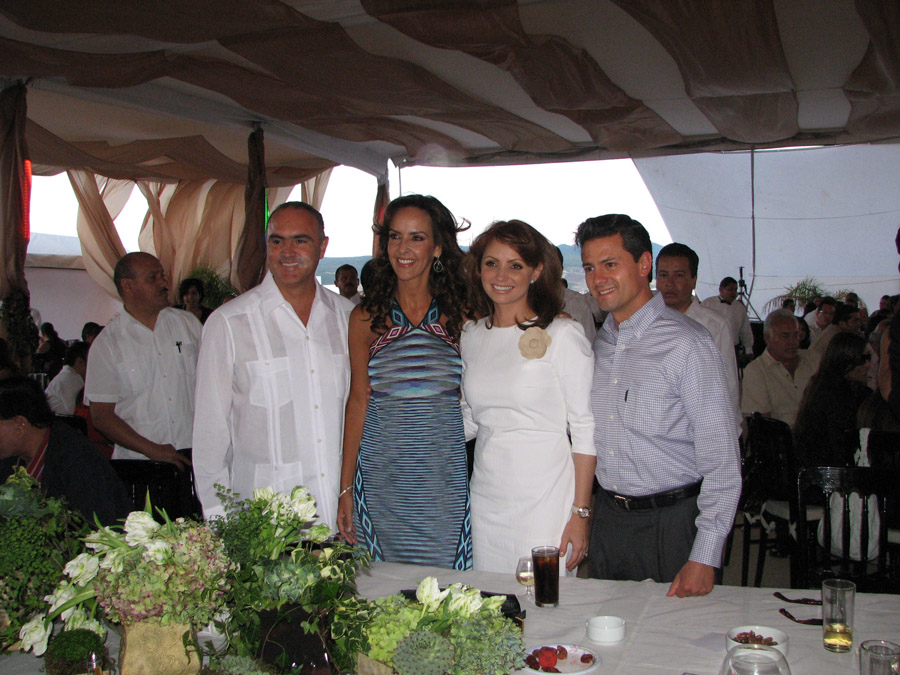 El Gobernador Jose Calzada con su esposa Sandra Calzada y Angelica y Enrique Peña Nieto