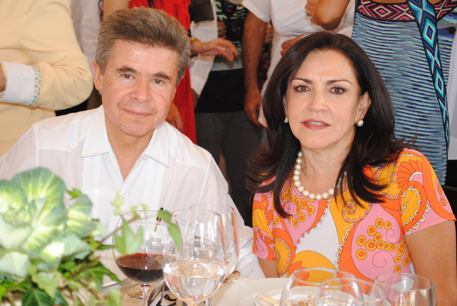 Enrique Burgos y su esposa