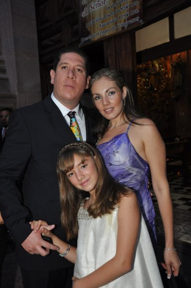 Gustavo y Mariel Ruiz con su hija